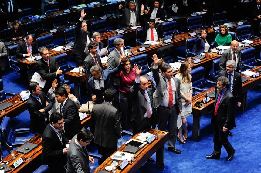 Senado aprova em 1º turno PEC com regras para diminuir número de partidos políticos 