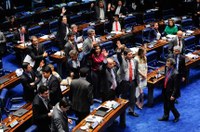 Senado aprova em 1º turno PEC com regras para diminuir número de partidos políticos 
